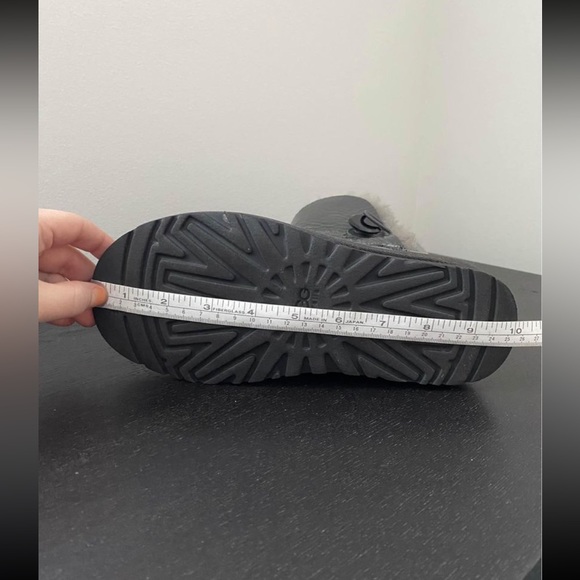 Ugg boots, fuzzy women’s uggs size 6 - Picture 6 of 6